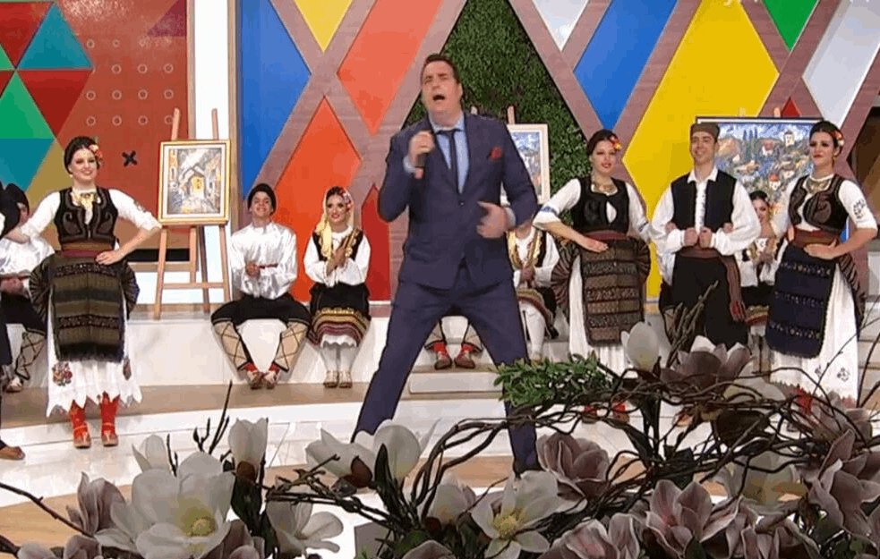 KAD SE POJAVIO U STUDIJU SVI SU MISLILI DA JE KOŠARKAŠ: A onda je zapevao TOZOVCA! (VIDEO) 